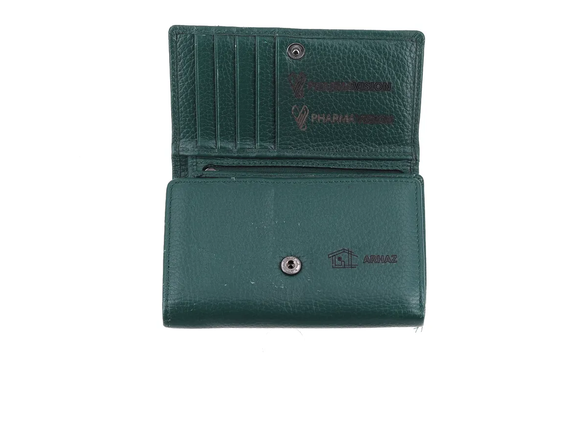 Unutrašnjost zelenog ženskog novčanika s utisnutim logom